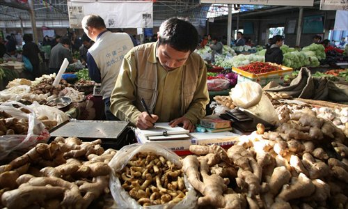 Folk writer Yao Qizhong takes every moment he can while working to write his life story. Photo: CFP