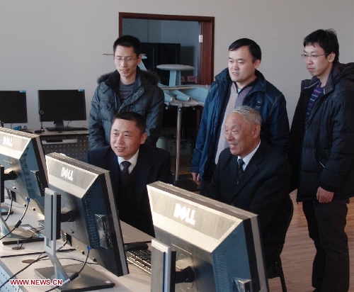 &nbsp;File photo taken in February, 2012 shows Wang Xiaomo (R, front) working in a data-analysis room. Radar engineer Wang Xiaomo won China's top science award on Friday. Wang, 74, is a Chinese Academy of Engineering (CAE) member who has been engaged in the research and design of radar for the past 30 years. He is regarded as 