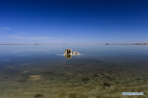 Photo taken on March 15, 2013 shows the scenery of the Qarhan salt lake in Golmud, northwest China's Qinghai Province. The Qarhan salt lake, with a total area of 5,856 square kilometers, is the largest salt lake in China. The lake's abundant deposit of halide salts makes it a major mineral center. (Xinhua/Wu Gang) 