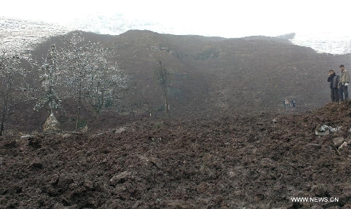 Rescuers work at the landslide site at Gaopo Village of Zhenxiong County, southwest China's Yunnan Province, Jan. 11, 2013. More than 10 residential houses with over 40 people were buried after a landslide happened at the village early Friday morning, according to local officials. Eight people have been confirmed dead by now. (Xinhua)&nbsp; 