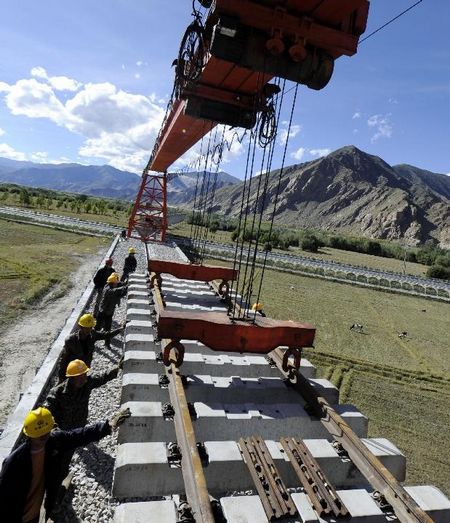 The railway linking Lhasa and Xigaze is under construction in Southwest China's Tibet Autonomous Region, September 22, 2012. The railway runs 253 kilometers with a designed transportation capacity of more than 8.3 million tonnes every year. The construction work started in 2010 and it is estimated to finish in 2014. Photo: Xinhua

