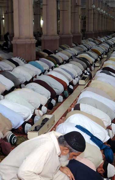 Pakistani Muslims offer special evening prayer 