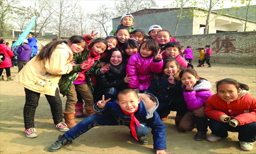 Ariel Wu, Nippon Paint China's director of PR and corporate branding, has a good time helping school children.  Photo: Courtesy of Nippon Paint China 