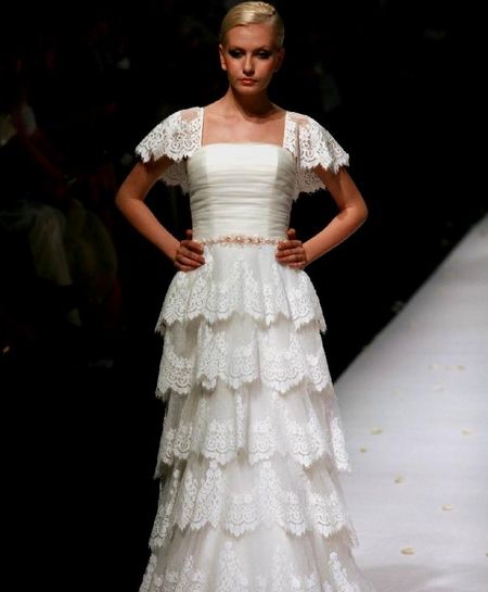 A model presents a creation at the wedding dress show of Italian brand Aolisha during the Shanghai Fashion Week in Shanghai, East China, October 21, 2012. Photo: Xinhua