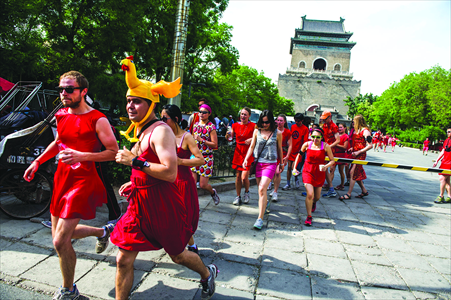 The runners zip past the Bell Tower in Dongcheng district. Photo: Li Hao/GT