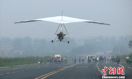 A 39-year-old farmer obsessed with flying made his own dynamic delta-wing aircraft at home. What's surprising is that his recent test flight turned out to be a great success. Photo: chinanews.com