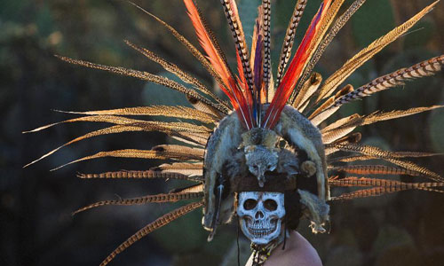 A man wearing traditional costumes takes part in a Mayan ceremony to receive the new cycle of the Mayan Calendar, at the Teotihuacan archaeological site, in the state of Mexico, Mexico, on December 21, 2012. Photo: Xinhua