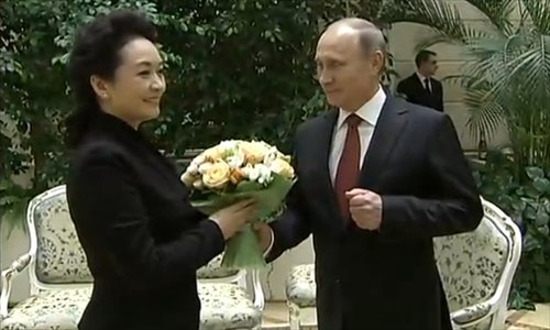 Peng receives a bouquet of flowers from Russian President Vladimir Putin before the opening ceremony of the &ldquo;Tourism Year of China&rdquo; event in Moscow on March 22. Photo: ifeng.com