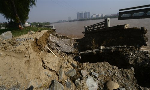 The collapsed dike of the Yellow River in Lanzhou, Gansu Province, threatens the water supply to the city. The collapse happened Sunday afternoon. Photo: CFP