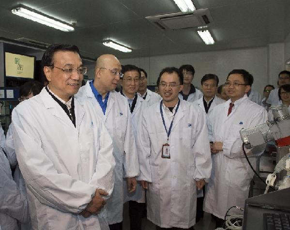 Photo taken on March 28, 2013 shows Chinese Premier Li Keqiang (1st L), also a member of the Standing Committee of the Political Bureau of the Communist Party of China (CPC) Central Committee, visits WuXi AppTec Company in east China's Shanghai Municipality. Li had a research tour to Jiangsu and Shanghai from March 27 to March 29. Photo: Xinhua