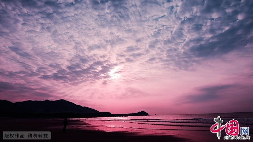 ShiLaoRen (石老人浴场) is perhaps Qingdao's most impressive tourist beach. It was named after shape of the prominent rock outcropping located just off ShiLaoRen Peninsula. It is said to resemble an old fisherman waiting for his daughter to return from beneath the waves. With tables, chairs, tents, ATVs, speed boats, jet skis, showers, and a beautiful new boardwalk as well as continuing re-development of the site of the 2008 Olympic Sailing Regatta, this is an ideal place to spend an afternoon or warm summer evening. [China.org.cn]