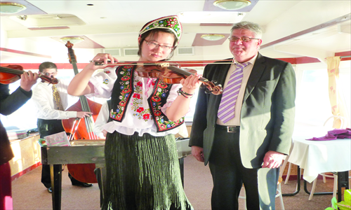 A Chinese student learns how to play the violin from local musicians in Vienna during a two-week summer camp in Europe in August. Photo: Courtesy of Sheng Chongshan