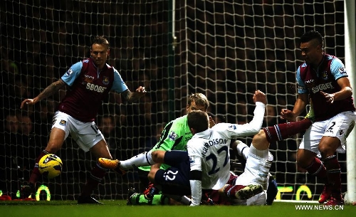 Gylfi Sigurdsson (C) of Tottenham Hotspur shoots to score during the Barclays Premier League match between West Ham United and Tottenham Hotspur at the Boleyn Ground, Upton Park, in London, Britain on February 25, 2013. Tottenham Hotspur won 3-2 and lift into third in the table. (Xinhua/Wang Lili)  