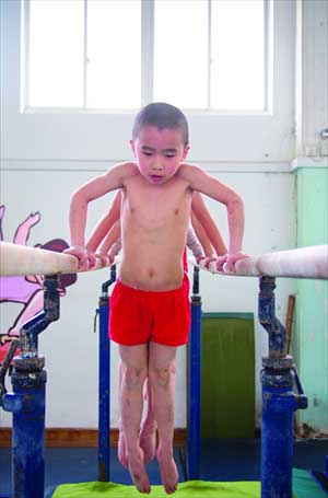 Boys on the parallel bars. Photo: Cai Xianmin/GT