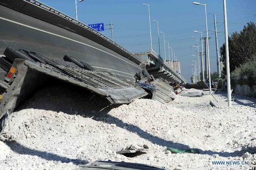 Photo taken on August 24, 2012 shows the collapsed section of the Yangmingtan bridge in Harbin, capital of Northeast China's Heilongjiang Province. Four trucks fell off to the ground after a section of the Yangmingtan bridge collapsed in Harbin early Friday morning, killing three people and injuring five others. The 15.4-kilometer-long bridge was opened to traffic last November. The collapsed part, which measures 100 meters in length, fell from a height of 30 meters. Photo: Xinhua