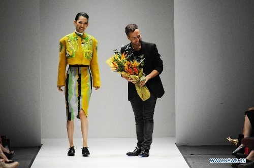&nbsp;British designer Peter Pilotto (R)greets the audience after his fashion show during the Audi Fashion Festival held in Singapore's Marina Bay, May 18, 2013. (Xinhua/Then Chih Wey) 