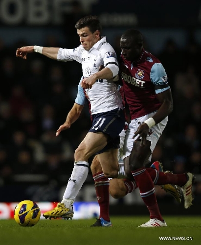 Gareth Bale (L) of Tottenham Hotspur breaks through during the Barclays Premier League match between West Ham United and Tottenham Hotspur at the Boleyn Ground, Upton Park, in London, Britain on February 25, 2013. Tottenham Hotspur won 3-2 and lift into third in the table. (Xinhua/Wang Lili)  