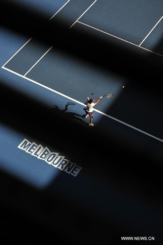 Li Na of China hits a return during her fourth round women's singles match against Julia Goerges of Germany on the seventh day of 2013 Australian Open tennis tournament in Melbourne, Australia, Jan. 20, 2013. Li Na won 2-0. (Xinhua/Chen Xiaowei)