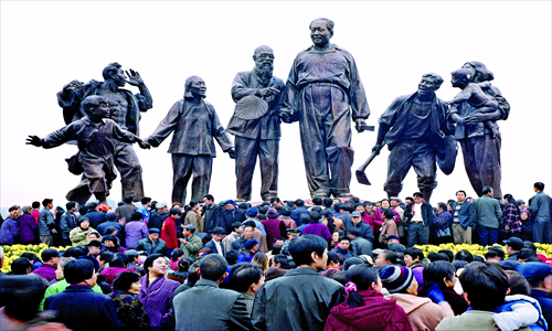 Local residents gather on a square in Xiangtan, Hunan Province, in remembrance of the birthday of Chairman Mao in front of sculptures featuring the late national leader in 2006. Photo: Kuang Huimin