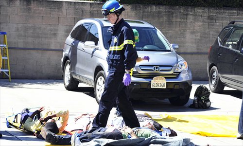 Fire fire departments from Arcadia and Monrovia, where many Chinese-Americans live, recently held an explosion safety drill, imitating the rescue of injured people from a 3-story building. Photo: Mao Jianjun
