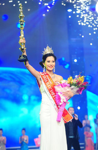 Dang Thu Thao is crowned as Miss Vietnam 2012 in Vietnam's central coastal city Da Nang, at night on August 25, 2012. Some 40 contestants from across the country gathered in the city to take part in the final event. Photo: Xinhua