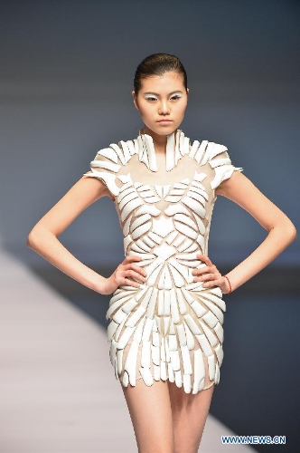 (130325) -- BEIJING, Mar. 25, 2013 (Xinhua) -- A model presents a creation of designers attending the 21st China International Young Fashion Designers Contest in Beijing, capital of China, March 25, 2013. The contest theming Boundary has attracted 29 designers from 16 countries. (Xinhua/Li Xin)  