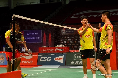 Cai Yun (2nd, R) and Fu Haifeng (1st, R) of China celebrate after the 2013 Sudirman Cup world mixed team badminton championship against Indonesia's Hendra Setiawan and Angga Pratama in Kuala Lumpur, Malaysia, on May 21, 2013. The Chinese pair won 2-1. (Xinhua/Chong Voon Chung) 