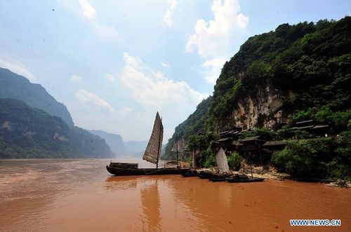 Photo taken on July 8, 2012 shows a sight-seeing resort in the Xiling Gorge, the easternmost of the Three Gorges along the Yangtze River, in Yichang, Central China's Hubei Province. Tourism revenue has soared in recent years as the resort incorporated both natural scenery and local ethnic culture in its operation. Photo: Xinhua