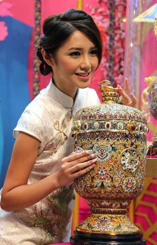 &nbsp;A piece of cloisonne work made by artist Zhang Tonglu is presented by Elva Ni, the winner of 2005 Miss Chinese Toronto Pageant, during an exhibition in south China's Hong Kong, Jan. 22, 2013. An exhibition of Zhang Tonglu's cloisonne art works was held here on Tuesday, showing 22 pieces of cloisonne works. (Xinhua/Li Peng) 