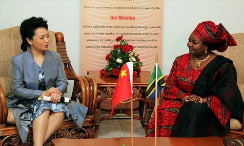 China&rsquo;s first lady Peng Liyuan talks with Salma Kikwete, wife of Tanzanian President Jakaya Mrisho Kikwete on March 24 at the Women and Development Foundation (WAMA) office in Dar Es Salaam, the capital of Tanzania. Peng had gifted sewing machines and school bags to WAMA, an organization Kikwete founded. Photo: ifeng.com