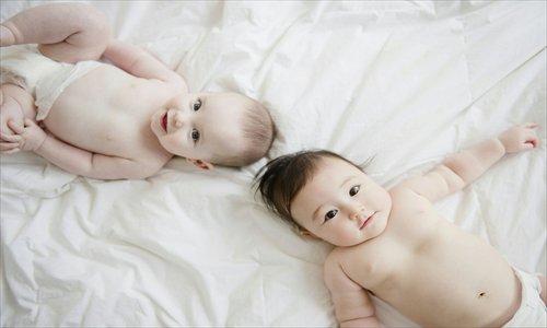 Mothers who can't produce enough milk seek help online. Photo: IC