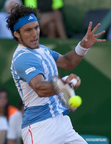 Argentina's Juan Monaco returns the ball to Gilles Simon of France during the Davis Cup's quarter final match at Mary Teran de Weiss Stadium in Buenos Aires, capital of Argentina, on April 5, 2013. Juan Monaco won the match. (Xinhua/Martin Zabala)  
