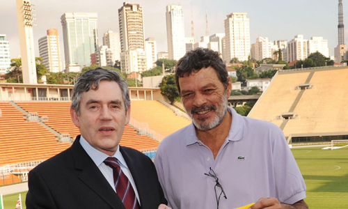 Former British Prime Minister Gordon Brown (left) meets with Socrates at the Museum of Football in Sao Paulo, Mexico on 

March 26, 2009. Photo: CFP 