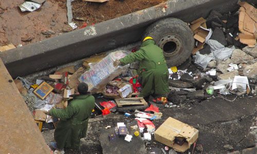 A rescue team clears up wreckage under a collapsed bridge in Sanmenxia, Henan Province on Saturday. Photo: Yan Shuang /GT