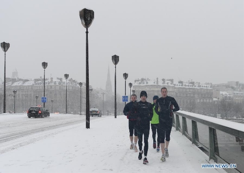 Local residents jog in snow in Paris, France, Jan. 20, 2013. French weather agency Meteo France has put 55 departments, including the Ile-de-France (Paris and its suburb), under orange alert and decided to maintain the alert system in these areas till Sunday afternoon based on lasting snowfalls in these areas where the snow is expected to be thick as up to 20 centimeters. (Xinhua/Li Genxing)