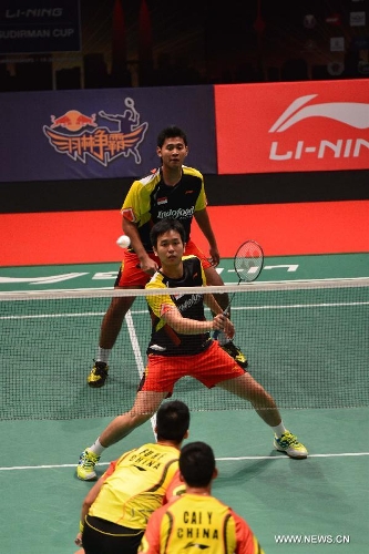 Indonesia's Hendra Setiawan (Front) and Angga Pratama compete during the 2013 Sudirman Cup world mixed team badminton championship against Cai Yun and Fu Haifeng of China in Kuala Lumpur, Malaysia, on May 21, 2013. The Chinese pair won 2-1. (Xinhua/Chong Voon Chung) 