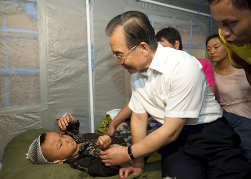 Chinese Premier Wen Jiabao visits an injured child in Yiliang County of Zhaotong, Southwest China's Yunnan Province, September 8, 2012. Premier Wen Jiabao arrived in Yiliang County early Saturday to inspect the quake-stricken areas and direct rescue operations. Photo: Xinhua