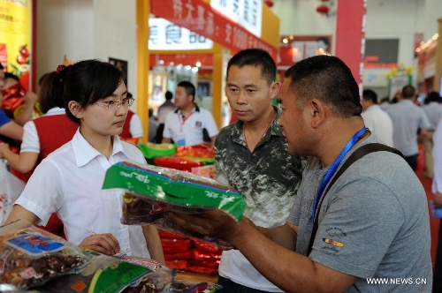 People visit the 11th China (Luohe) Food Fair in Luohe City, central China's Henan Province, May 16, 2013. The five-day food fair, with an exhibition area of 50,000 square meters and attracting more than 1,500 enterprises from 17 countries and regions, opened here on Thursday. (Xinhua/Li Bo)
