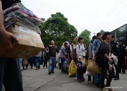 Students of Lushan Middle School arrive at Southwestern University of Finance and Economics (SUFE) to resume their study, in Chengdu, capital of southwest China's Sichuan Province, April 23, 2013. Affected by the 7.0-magnitude earthquake which hit Lushan County on April 20, senior students of Lushan Middle School who are going to graduate were transfered to SUFE to prepare for the National College Entrance Examination. (Xinhua/Li Qiaoqiao) 