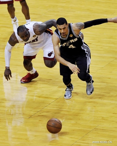LeBron James (L) of Miami Heat vies for the ball with Danny Green of San Antonio Spurs during their Game 6 of the NBA Finals in Miami, the United States, June 18, 2013. Miami won 103-100.(Xinhua/Fang Zhe) 