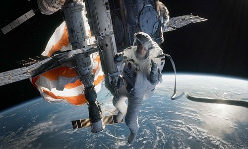 Sandra Bullock as astronaut Ryan Stone floats above the Earth. Photo: CFP 