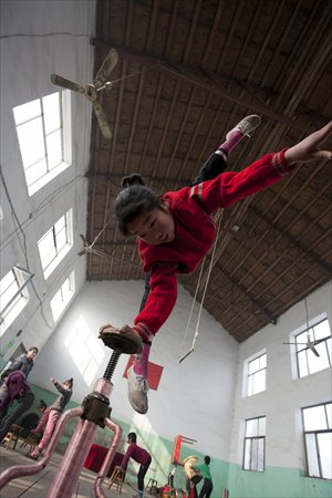A girl practises on a unicycle. Photo: CFP