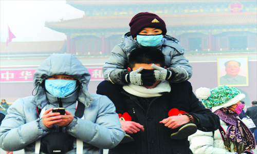 Donning masks is recommended for people of all ages when AQI levels top 201. Photo: CFP 