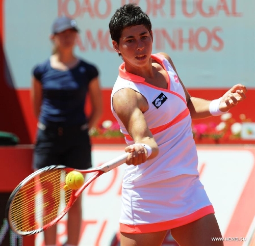 Carla Suarez Navarro of Spain hits a return during the women's singles final match against Anastasia Pavlyuchenkova of Russia at the 2013 Portugal Open in Lisbon, Portugal, May 4, 2013. Pavlyuchenkova won 2-0 to claim the title. (Xinhua/Zhang Liyun) 
