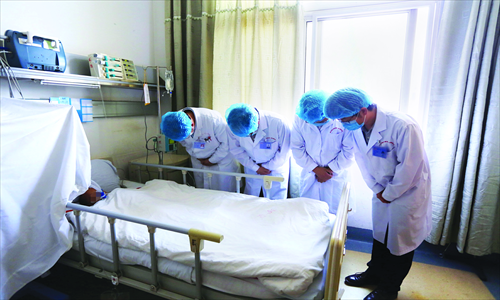 Doctors pay tribute to the body of 8-year-old organ donor Dandan in Kunming, Yunnan Province, on May 22. Photo: CFP