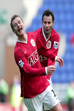 Main: Molde's coach Ole Gunnar Solskjaer celebrates a goal on the pitch line during the UEFA Europa League match against Stuttgart on October 4, 2012. Photo: IC
Inset: Manchester United's Ole Gunnar Solskjaer (left) celebrates scoring against Wigan with Ryan Giggs on October 16, 2006. Photo: CFP