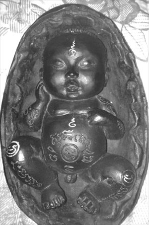 Yu Boyang paid 600 yuan for his kuman thong (pictured), which contains the ashes of a deceased 3-year-old boy. Photo: Courtesy of Yu Boyang