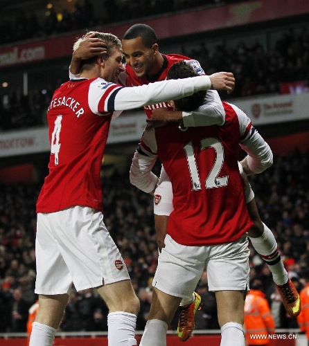 Oliver Giroud (R) of Arsenal celebrates his first goal with teammates Theo Walcott (Top) and Per Mertesacker during the English Premier League football match between Arsenal and West Ham United at the Emirates Stadium in London, Britain, on Jan. 23, 2013. Arsenal won 5-1.(Xinhua/Wang Lili)&nbsp; 