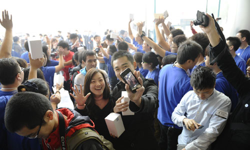 A new Apple store opened in Beijing's Wangfujing shopping district on October 20, which is the company's largest retail store in Asia. Photo: Global Times/Li Hao
