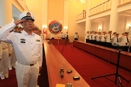 Naval officers from China and Russia salute at the opening of the joint naval drills in Vladivostok, Russia, July 8, 2013. China and Russia started on Monday the joint naval drills off the coast of Russia's Far East. (Xinhua/Zha Chunming)&nbsp; 